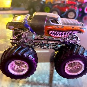 Hot Wheels Monster Jam Monster Mutt Rottweiler Monster Truck